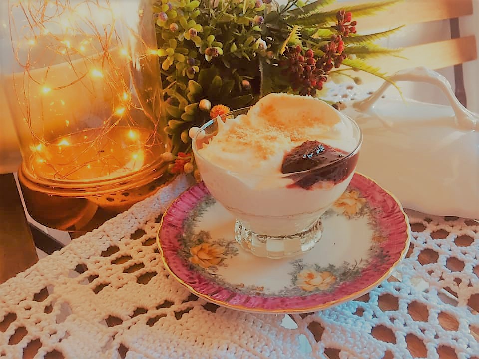 Sobremesa de Iogurte Grego e Natas com Compota e Bolacha&nbsp;Maria