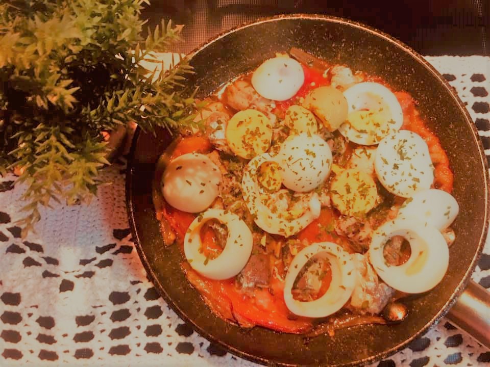 Refeição rápida com sardinhas em lata e ovos&nbsp;cozidos