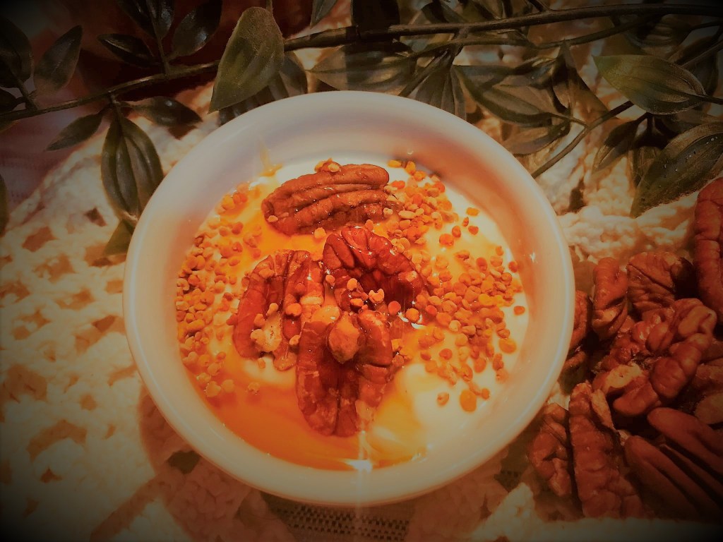 Sobremesa fácil de iogurte, nozes pecãs, mel e&nbsp;pólen