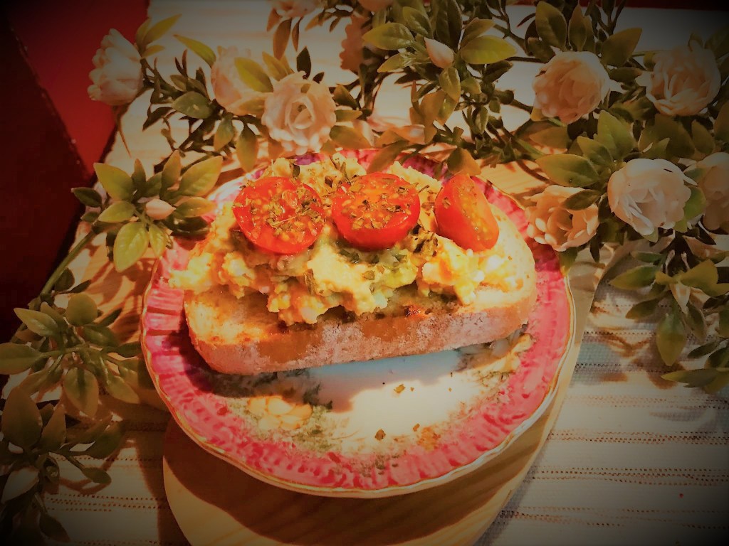 Tostas deliciosas com ovo e Tomatinhos&nbsp;Cherry