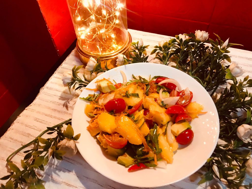 Salada de Verão com manga, abacate e&nbsp;tomate