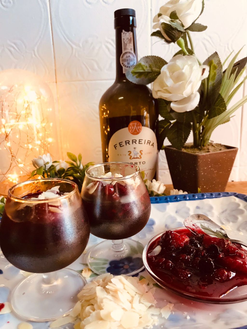 Delícia de Brigadeiro no Copo com toque de vinho do Porto e molho de frutos&nbsp;vermelhos