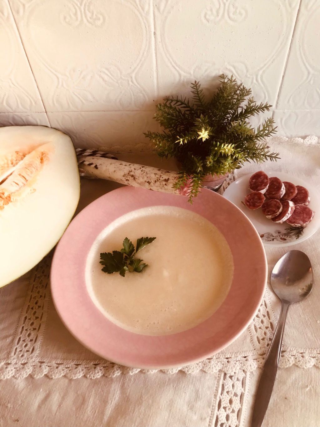 Sopa Fria de Melão com Toque Ibérico: Uma Delícia&nbsp;Refrescante