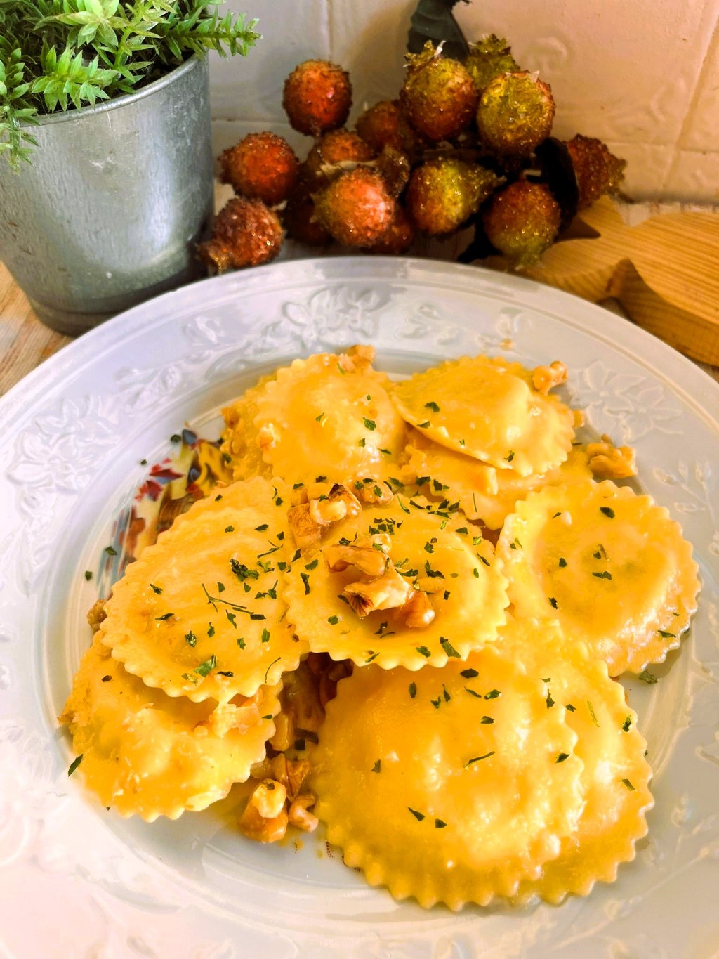 Experimente esta Delícia: Ravioli de Queijo de Cabra com Cebola Caramelizada em Molho de Manteiga e&nbsp;Nozes