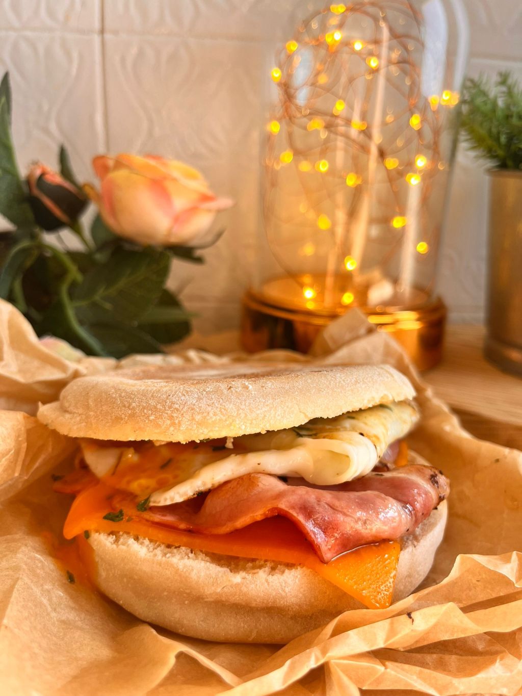 Sanduíche de Bacon, Ovo e Queijo Cheddar em Bolo do Caco: A Perfeição da&nbsp;Simplicidade
